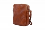 P�nsk� crossbody kapsa Rezav�